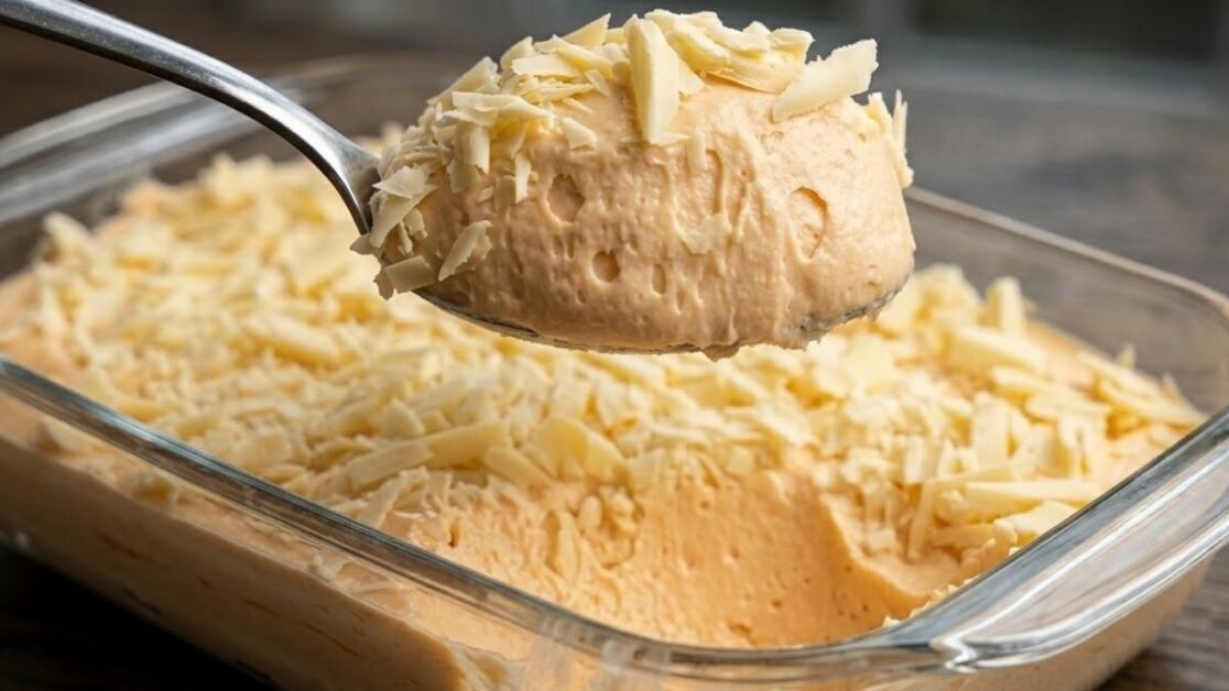 Mousse de Ninho com raspas de chocolate branco